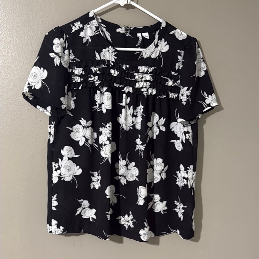 Elle Black and White Short Sleeve Smocked Blouse